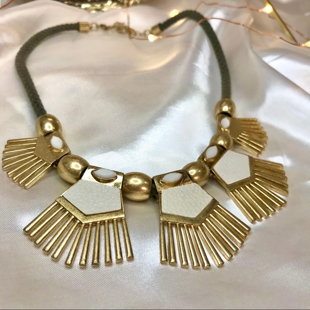 Boho Chick necklace | Gold and white faux leather - Picture 2 of 3